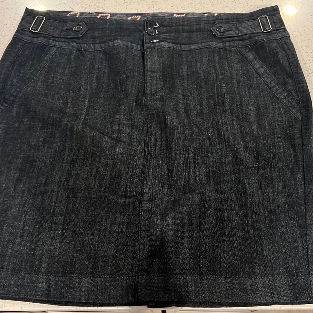 Dark jean skirt with pockets.